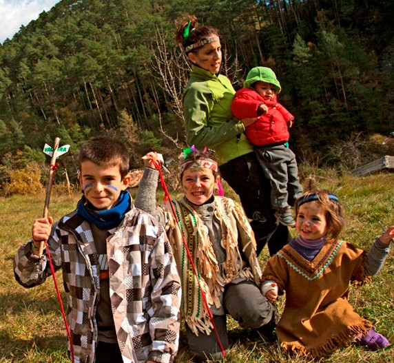 Niños jugando hacer el indio en plena naturaleza
