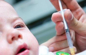 Nen sent punxat amb una agulla - Sanofi Pasteur - Flickr - CC BY-NC-ND 2.0