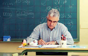 Professor corregint examens a l'aula - Juan Carlos Mejía - Flickr - CC BY-NC 2.0 