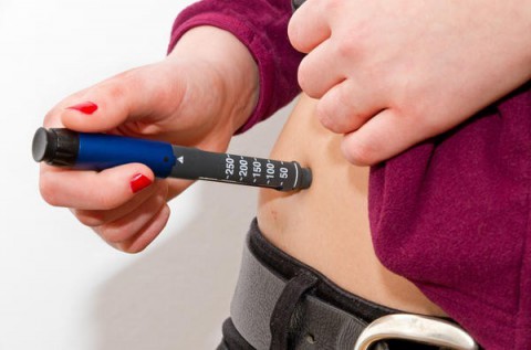 Inyección de insulina con punción en la barriga