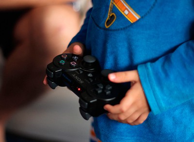 Niño jugando con un videojuego - Bea Represa - Flickr - CC BY-2.0