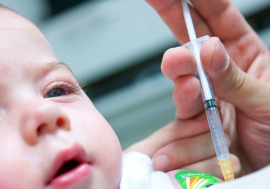 Nen sent punxat amb una agulla - Sanofi Pasteur - Flickr - CC BY-NC-ND 2.0