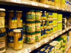 Prestatges d'un supermercat ple de productes