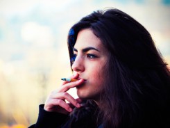 Chica fumando un cigarrillo - Federico Ravassard - Flickr - CC BY-NC-SA 2.0