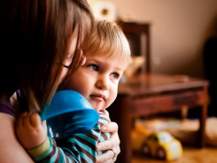 Madre abarazando a su hijo - Scott Howse - Flickr - CC BY-NC 2.0