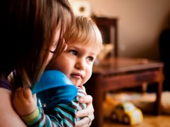Madre abarazando a su hijo - Scott Howse - Flickr - CC BY-NC 2.0
