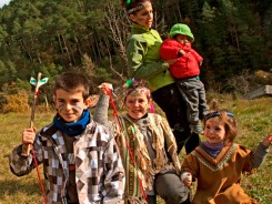 Niños jugando hacer el indio en plena naturaleza