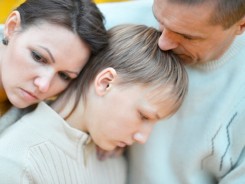 Padres consolando a su hijo triste