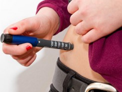 Inyección de insulina con punción en la barriga