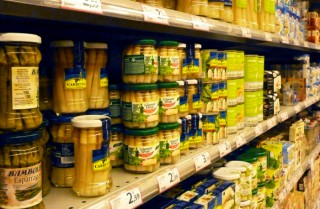 Estantes de un supermercado lleno de productos