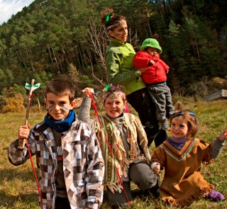 Niños jugando hacer el indio en plena naturaleza