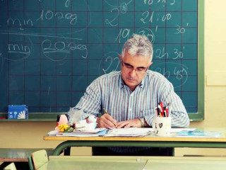 Profesor corrigiendo exámenes en aula - Juan Carlos Mejía - Flickr - CC BY-NC 2.0 