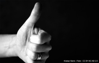 Pulgar en alto indicando aprobación - Kristian Niemi - Flickr - CC BY-NC-ND 2.0