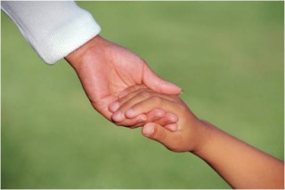 Madre dando la mano a su hijo